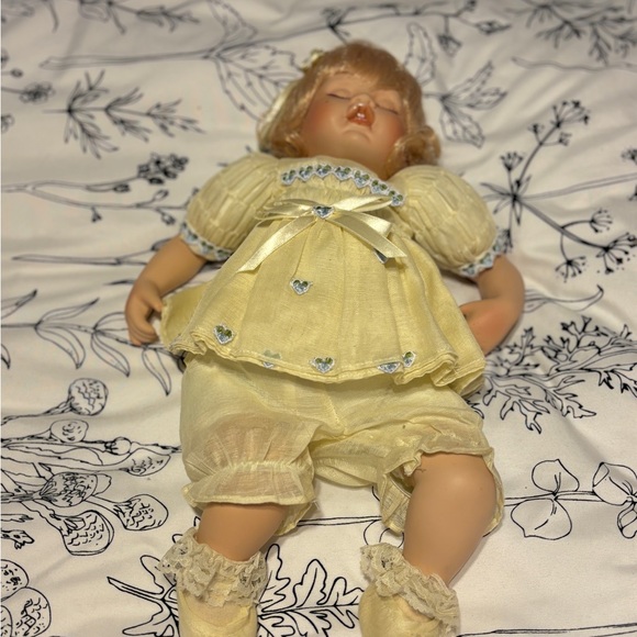 Heritage Signature Collection "Sleeping Suzy B-Day Doll" - Picture 2 of 3